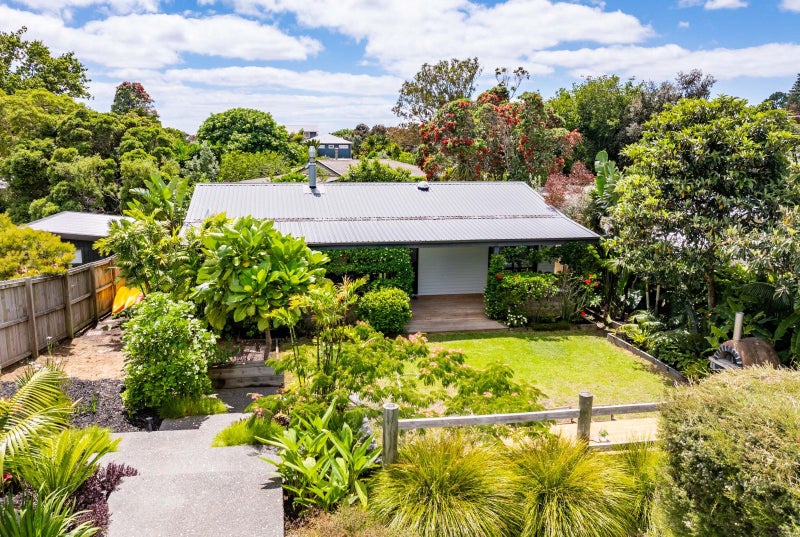 8 Dey Street, Mangawhai Heads, Mangawhai - Carousel 1