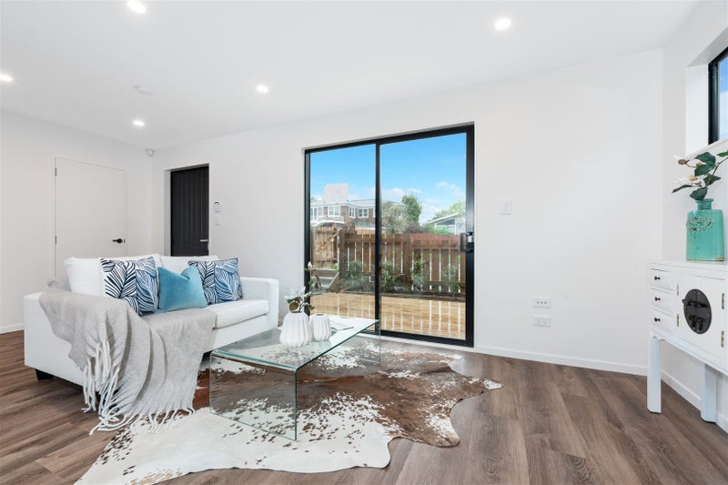 40A Royal View Road, Te Atatu South, Auckland - Carousel 2