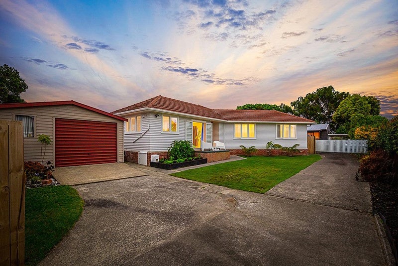 1/9 Vardon Road, Green Bay, Auckland - Carousel 1
