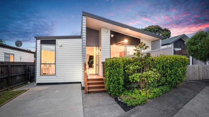 22B Torrington Crescent, Glen Innes, Auckland - Carousel 1