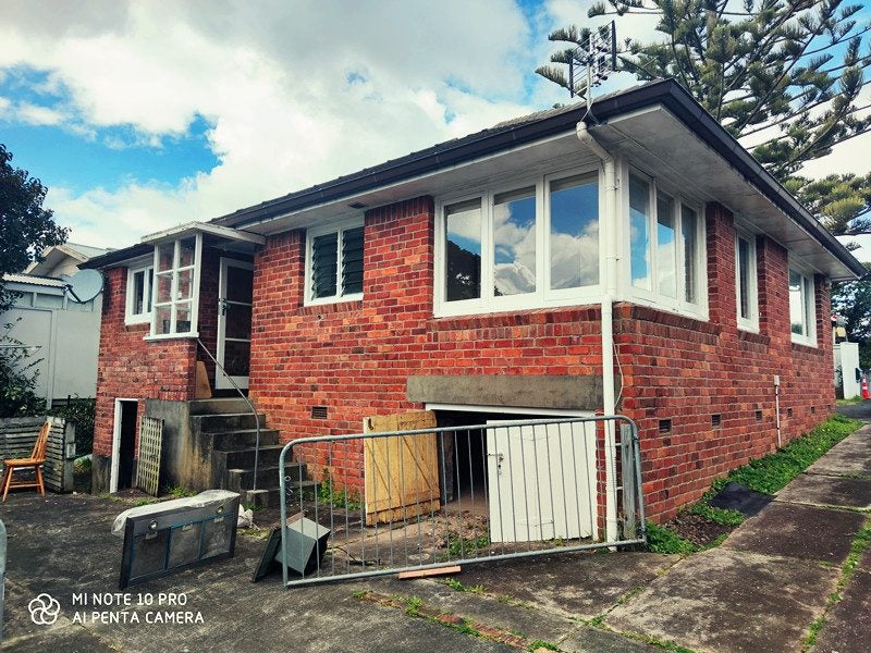 31 Onewa Road, Northcote, Auckland - Carousel 1