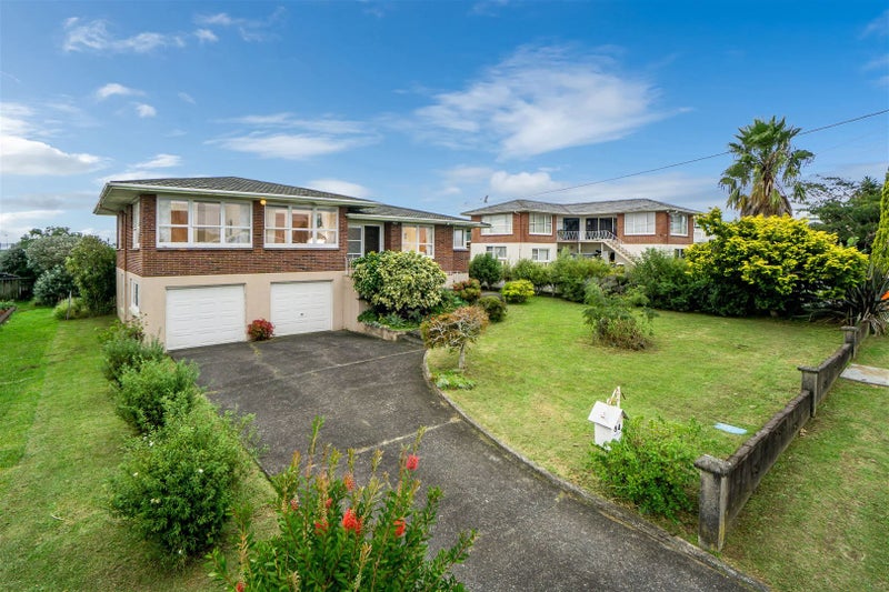 84 Royal View Road, Te Atatu South, Auckland - Carousel 2