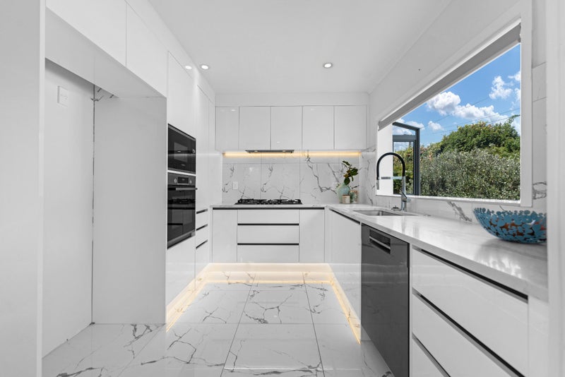 2/31 Sunnyfield Crescent, Glenfield, Auckland - Carousel 1