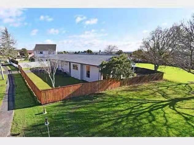 4 Derrimore Heights, Clover Park, Auckland - Carousel 1