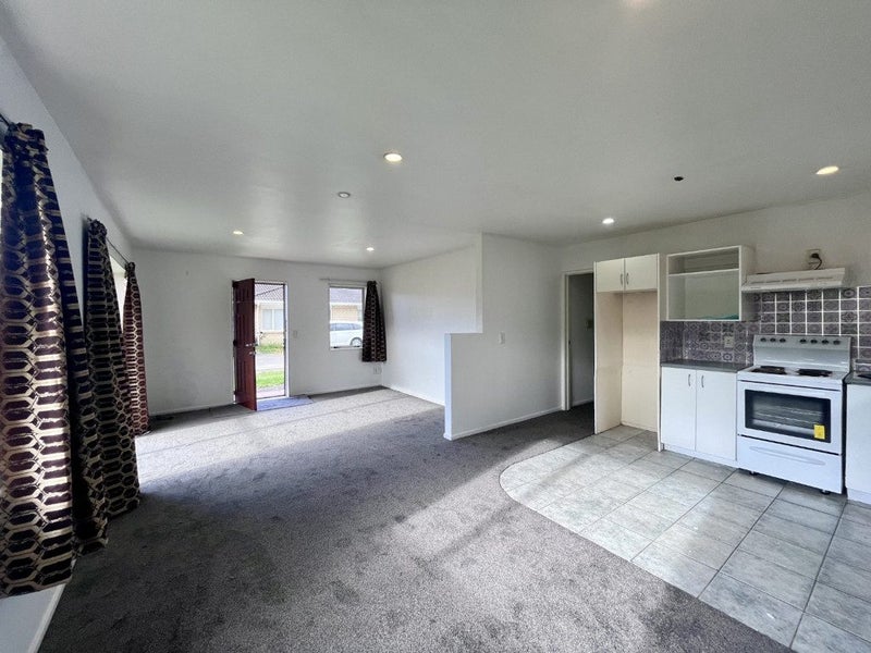 1/331 Massey Road, Mangere East, Auckland - Carousel 1