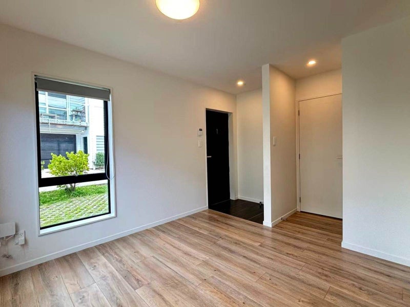 8 Seelie Court, Flat Bush, Auckland - Carousel 2