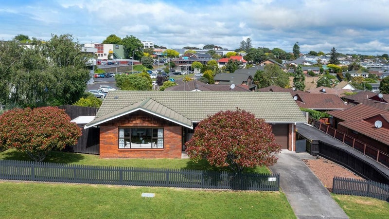 1/50 Wellington Street, Howick, Auckland - Carousel 1