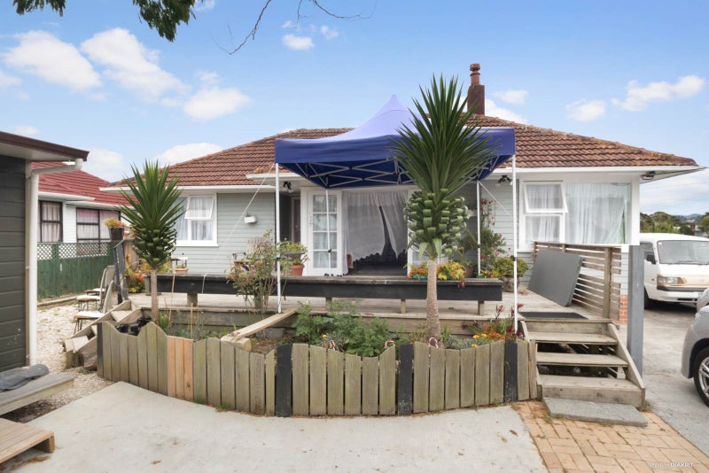 8 Kiernan Place, Kelston, Auckland - Carousel 1