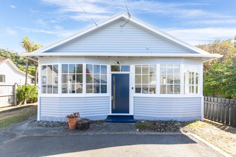 174 Queens Drive, Lyall Bay, Wellington - Carousel 1