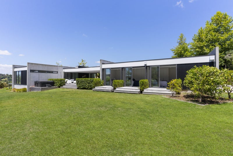 201 Point View Drive, East Tamaki Heights, Auckland - Carousel 1