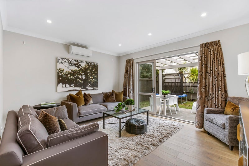 12 Guard Crescent, Stonefields, Auckland - Carousel 1