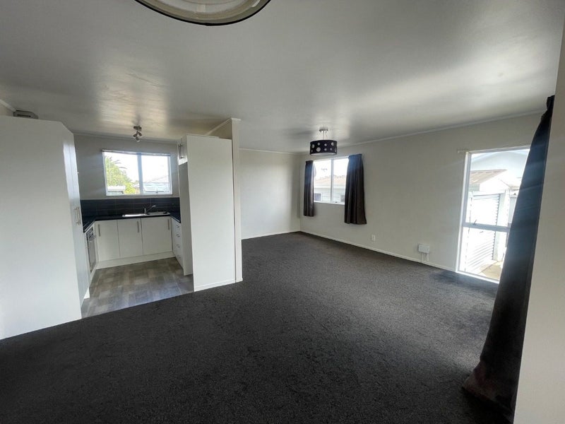 2/4 Silver Creek Road, Weymouth, Auckland - Carousel 2