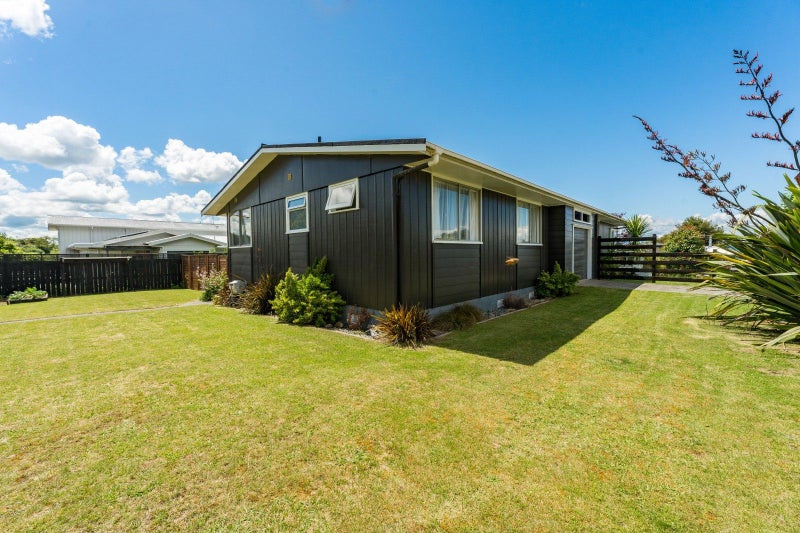 11 Besley Place, Acacia Bay, Taupo - Carousel 1