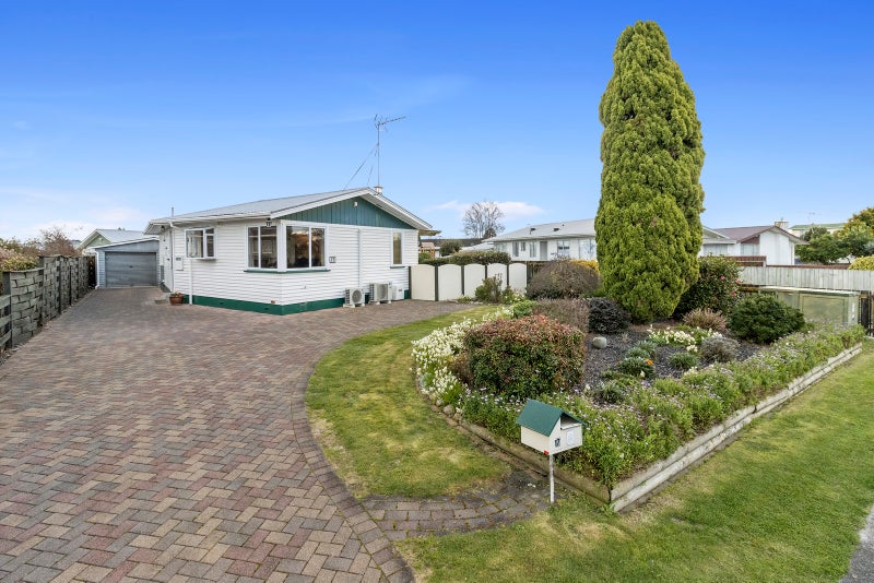 17 Deanwell Avenue, Deanwell, Hamilton - Carousel 1