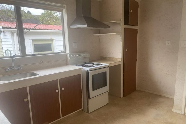 2/2 Garnet Grove, Birchville, Upper Hutt - Carousel 2