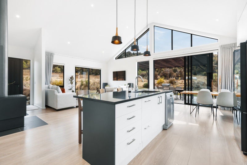 71 Poison Creek, QUEENSBERRY, CROMWELL - Carousel 2