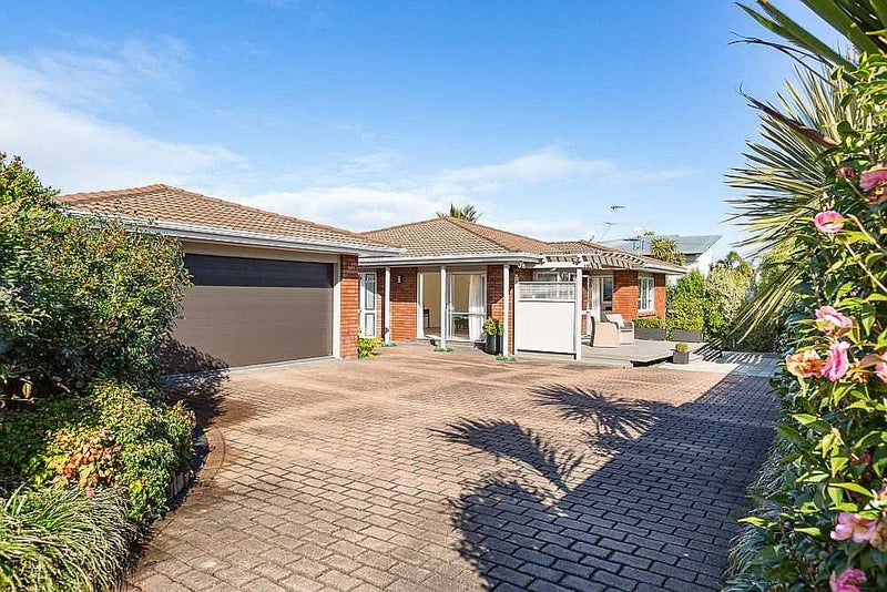 2/38 East Coast Road, Milford, Auckland - Carousel 1