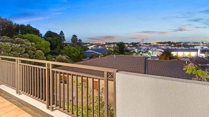 8/11 Spencer Road, Oteha, Auckland - Carousel 1