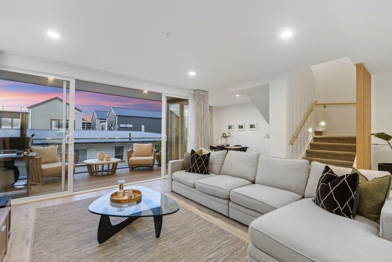 5B Holland Avenue, Point England, Auckland - Carousel 2