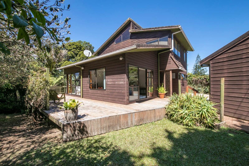 2A Kauri Point Road, Laingholm, Auckland - Carousel 1
