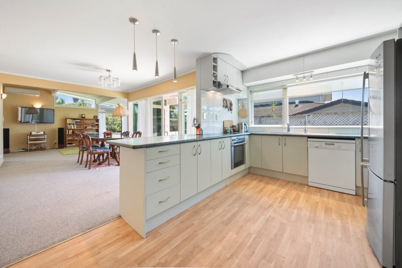 8 Andrea Place, Sunnyhills, Auckland - Carousel 2
