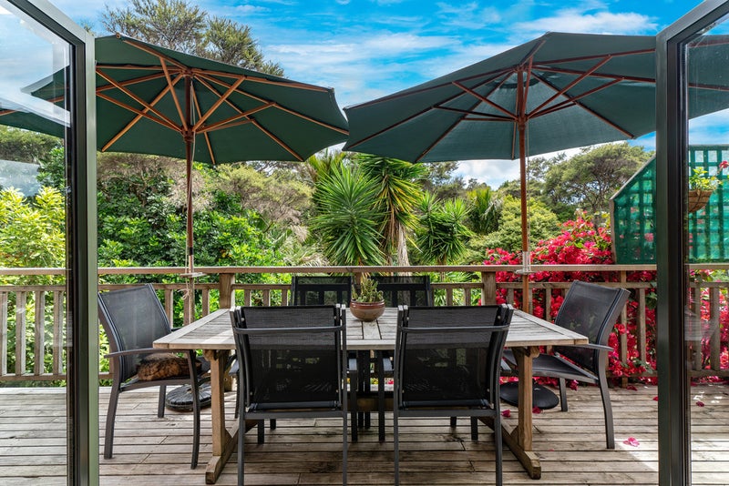 110 Queens Drive, Oneroa, Waiheke Island - Carousel 2