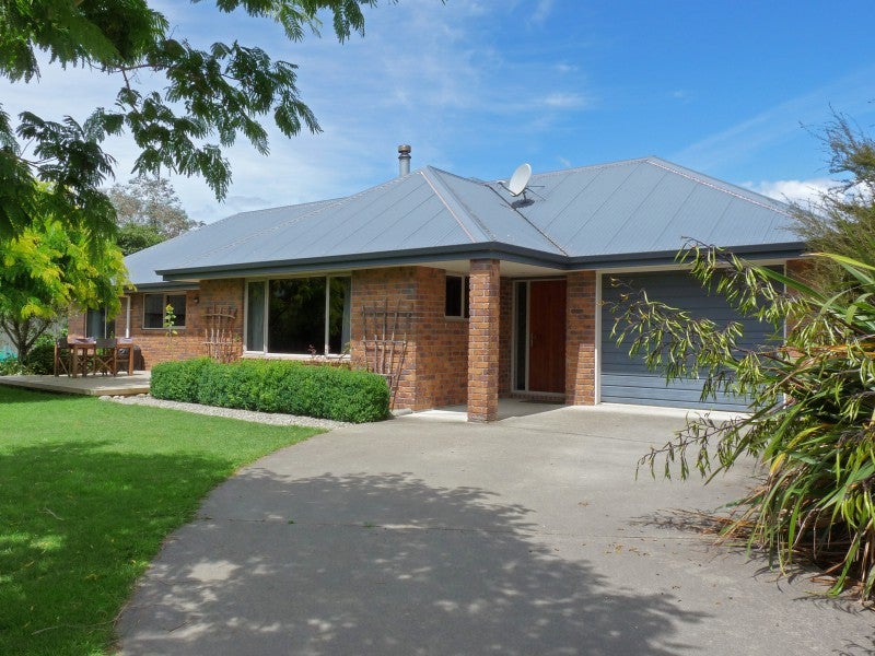 6 Angus Place, Wakefield - Carousel 1