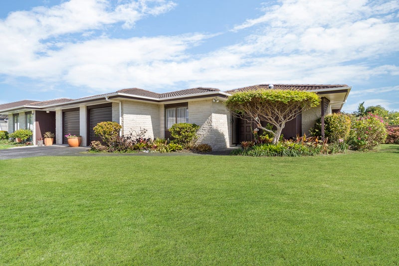 2/54 Vivian Wilson Drive, Eastern Beach, Auckland - Carousel 1