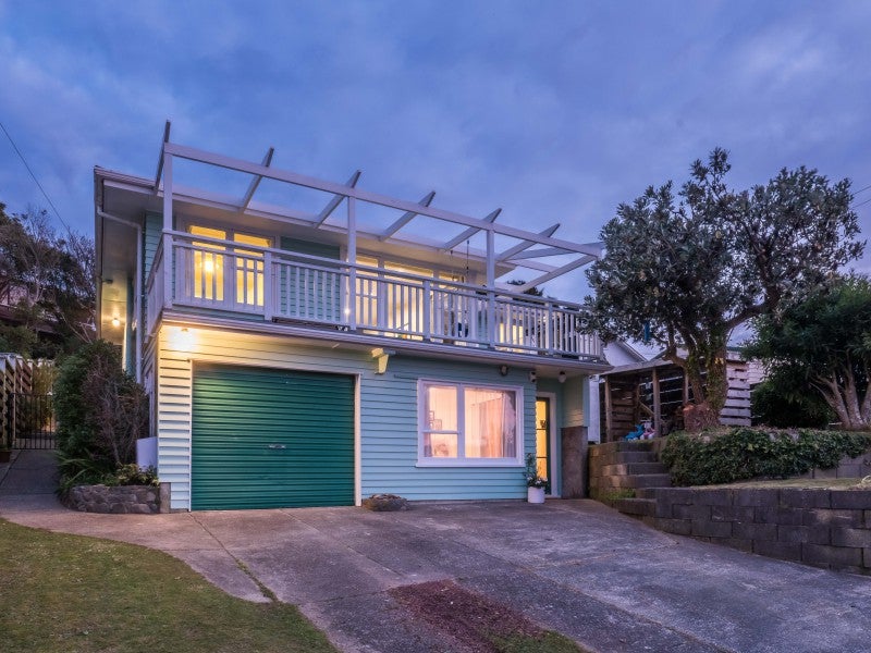 2 Terrance Grove, Paparangi, Wellington - Carousel 2