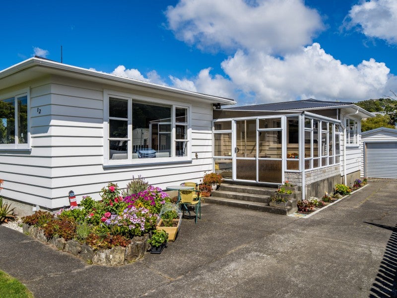 12 Clematis Grove, Maungaraki, Lower Hutt - Carousel 2