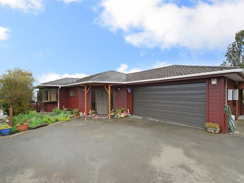 9 King Charles Drive, Kingsley Heights, Upper Hutt - Carousel 1