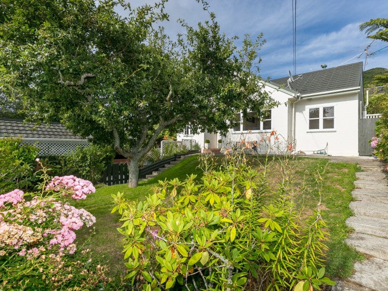 16 Hathaway Avenue, Karori, Wellington - Carousel 1