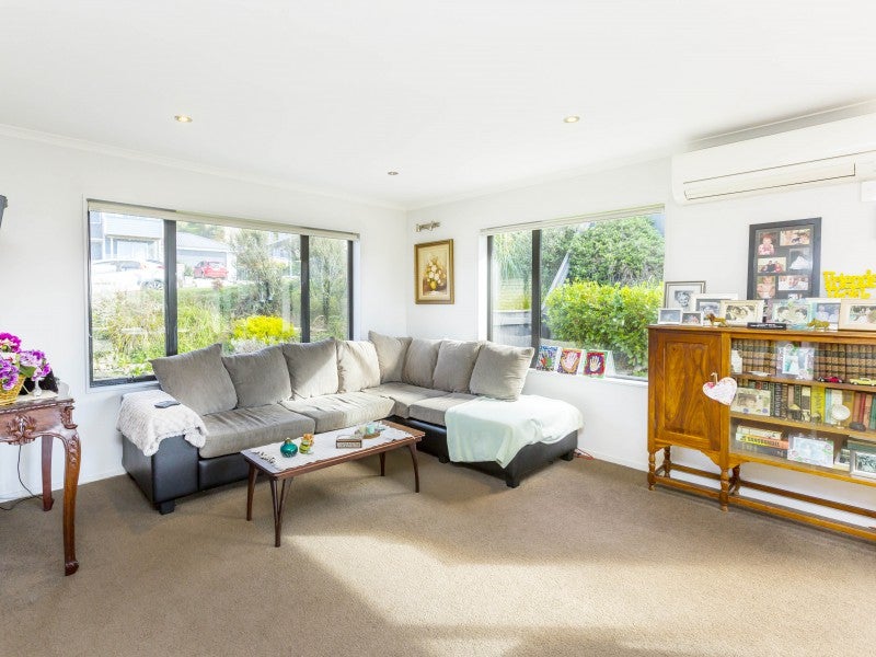 29 King Charles Drive, Kingsley Heights, Upper Hutt - Carousel 2