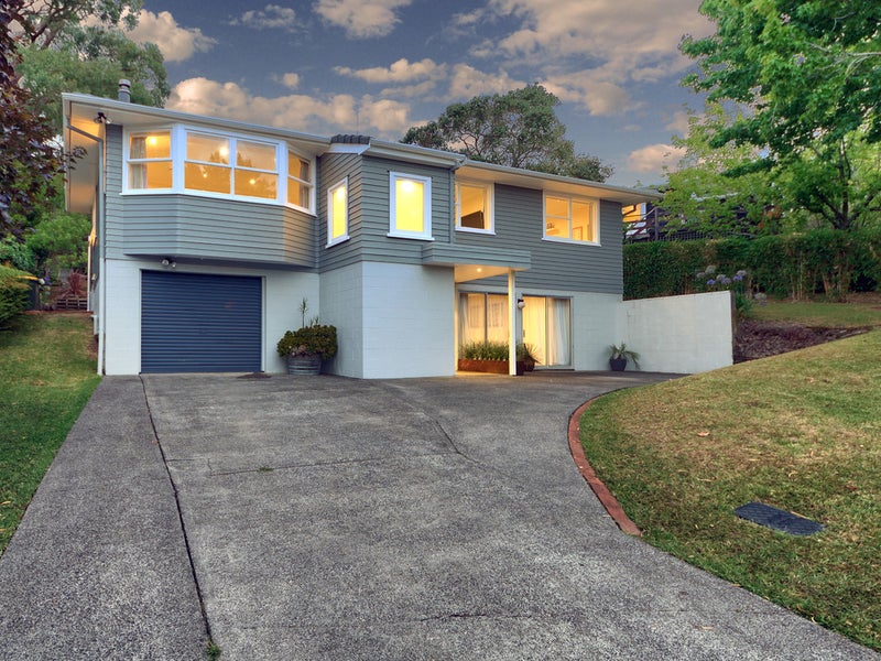 5 Castleford Street, Green Bay, Auckland - Carousel 1