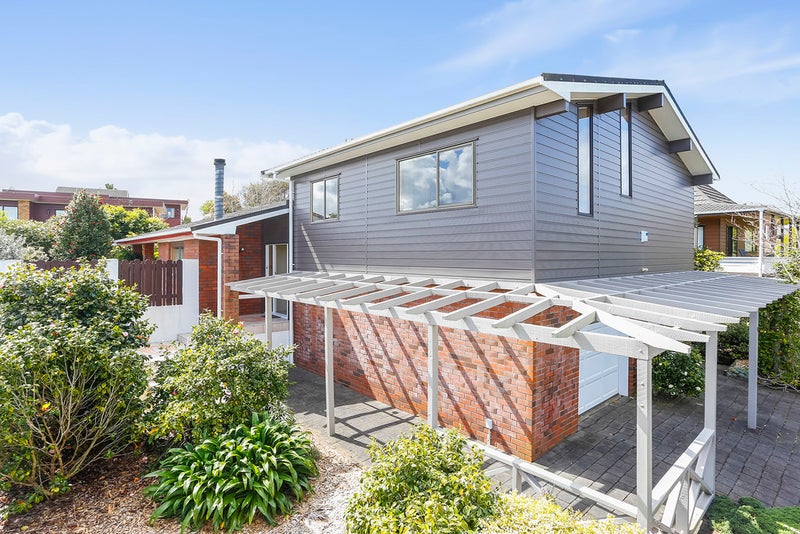 9 Venus Place, Half Moon Bay, Auckland - Carousel 1