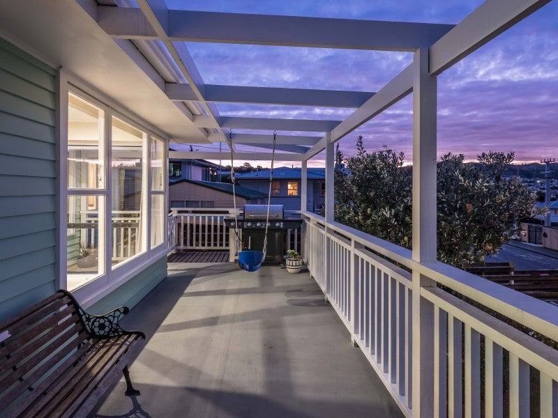 2 Terrance Grove, Paparangi, Wellington - Carousel 1