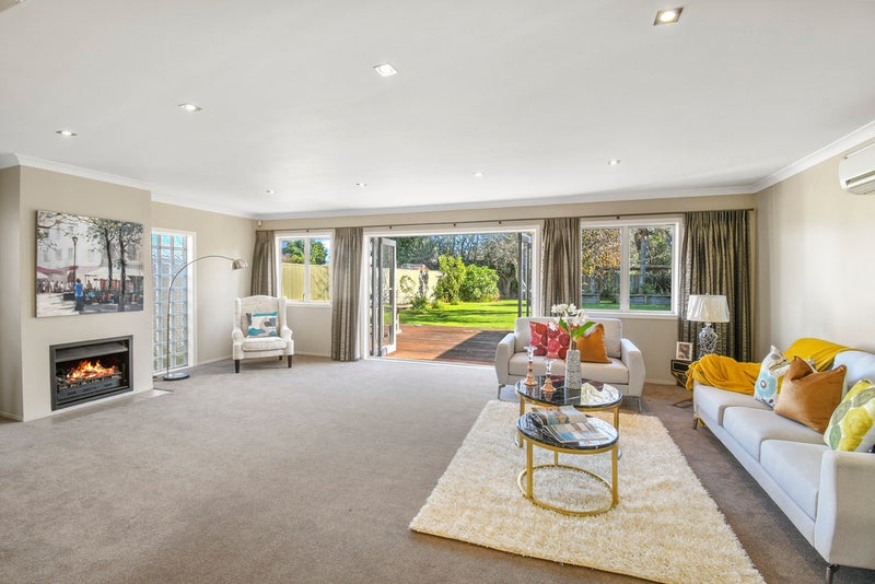 16 Buckingham Crescent, Manukau, Auckland - Carousel 1
