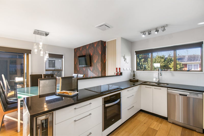 2/22 Rothwell Place, Sunnyhills, Auckland - Carousel 2