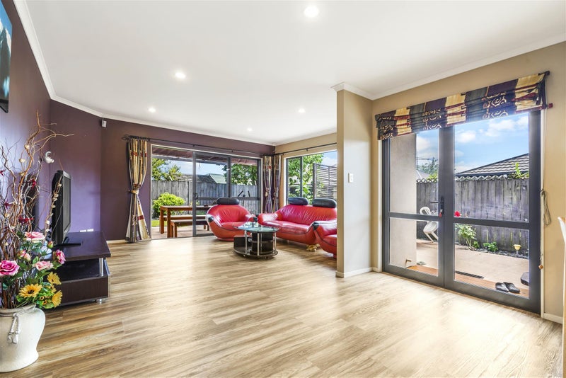 6 Thistlewood Avenue, Hamilton East, Hamilton - Carousel 2