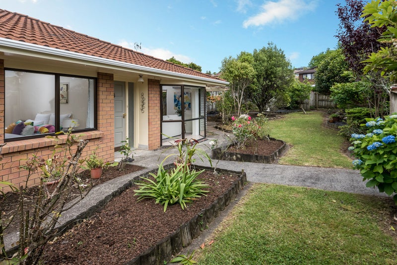 2/2 Channing Crescent, Botany Downs, Auckland - Carousel 13