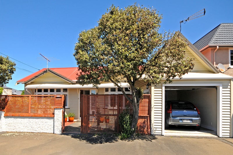 44 Apu Crescent, Lyall Bay, Wellington - Carousel 1