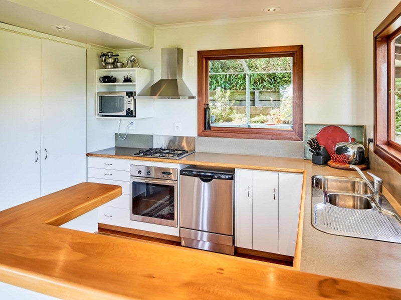 80 Cluny Road, Plimmerton, Porirua - Carousel 26