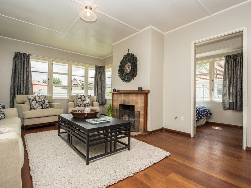 3 Denz Street, Maeroa, Hamilton - Carousel 1