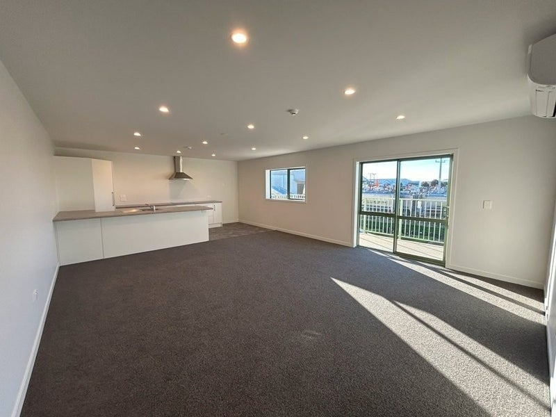 2/6 De Havilland Drive, Goodwood Heights, Auckland - Carousel 1
