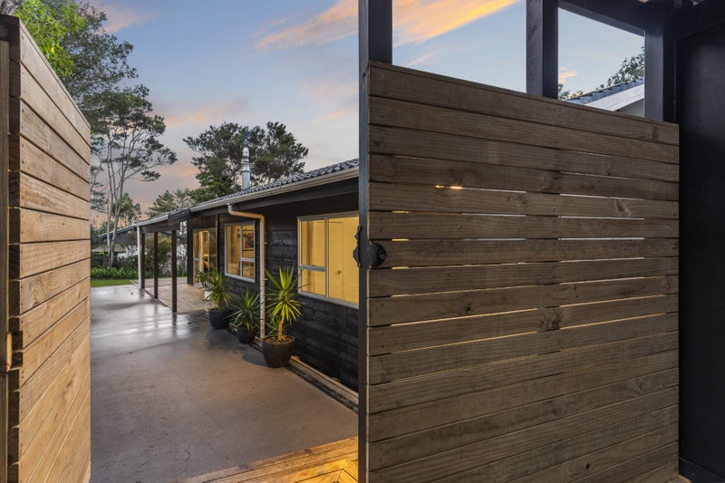 18 West Glade Crescent, Birkenhead, Auckland - Carousel 2