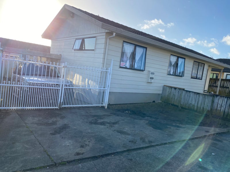 2/11 Etherton Drive, Weymouth, Auckland - Carousel 1