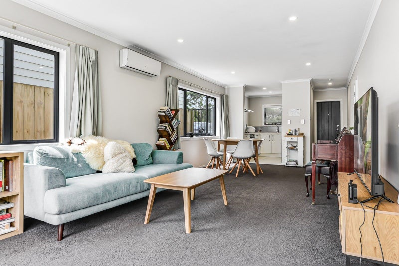 9 Rebekah Crescent, Flagstaff, Hamilton - Carousel 1