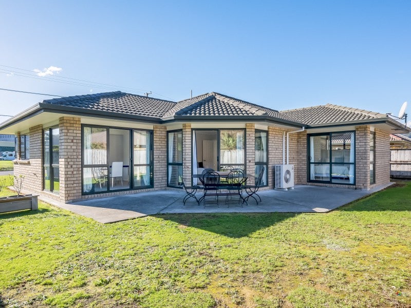 24 Pinehill Crescent, Trentham, Upper Hutt - Carousel 1