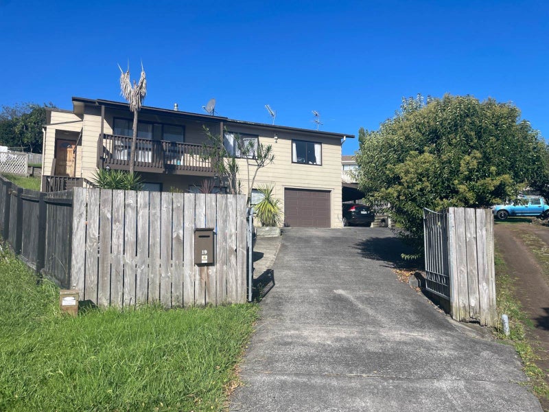19 Melia Grove, Goodwood Heights, Auckland - Carousel 1