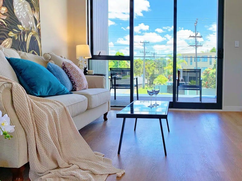 2/8 Ocean View Road, Milford, Auckland - Carousel 1